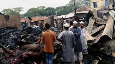কোটালীপাড়ার ঘাঘর বাজারের বেপারীপট্টিতে অগ্নিকাণ্ড। ছবি: ইত্তেফাক