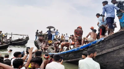 উপকূলে টেনে আনা ডুবন্ত ট্রলারে পাওয়া যায় ১০ জনের লাশ।