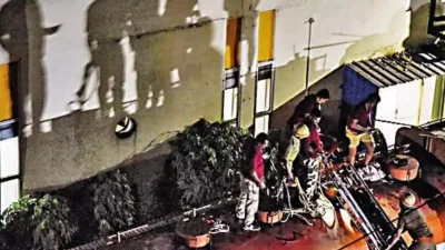 খবর পেয়ে তিলজলা পুলিশ ও কলকাতা ফায়ার ব্রিগেডের দুটি ইঞ্জিন ঘটনাস্থলে ছুটে যায়।