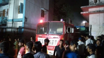 ফায়ার সার্ভিস আসার পরও প্রথম দুই ঘণ্টায় আগুন নিয়ন্ত্রণে আনা যায়নি।
