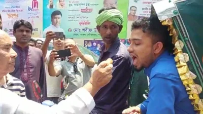 নতুন রাষ্ট্রপতির দায়িত্ব গ্রহণের পর পাবনায় মিষ্টি বিতরণ করা হয়।