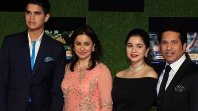 ছেলে অর্জুন ও মেয়ে সারার সঙ্গে শচীন ও অঞ্জলি। 