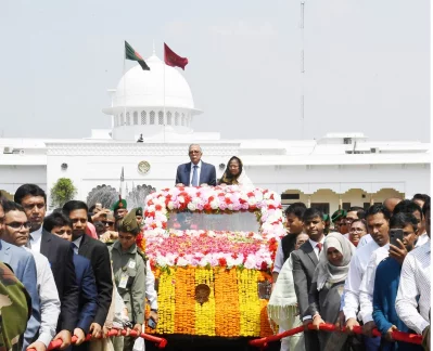 সর্বোচ্চ সম্মান দিয়ে রাজসিক বিদায়ী মুহূর্তে সদ্য সাবেক রাষ্ট্রপতি মো. আবদুল হামিদ। ছবি: ফোকাস বাংলা