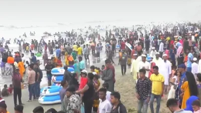 ধীরে ধীরে পর্যটকে মুখর হচ্ছে সমুদ্রসৈকত কক্সবাজারে। ছবি: ইত্তেফাক