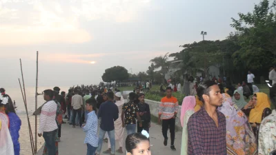 পদ্মা নদীর তীরে বিনোদন প্রেমীদের কাছে অন্যতম স্পটে পরিণত হয়ে উঠেছে। ছবি: ইত্তেফাক
