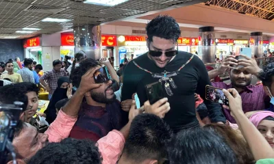 বসুন্ধরা স্টার সিনেপ্লেক্সে দর্শকদের সঙ্গে অনন্ত জলিল। ছবি: সংগৃহীত