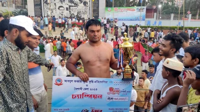 পুরস্কার হাতে চ্যাম্পিয়ন মোহাম্মদ শাহজালাল বলী।