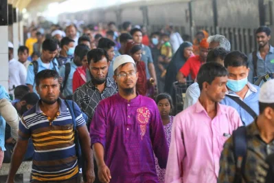 প্রিয়জনদের সঙ্গে ঈদ কাটিয়ে ঢাকায় ফিরছে কর্মজীবী মানুষেরা। ছবি- আব্দুল গনি