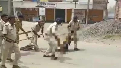 ভিডিওয় দেখা গিয়েছে, রাস্তা দিয়ে হেঁচড়ে, চ্যাংদোলা করে দেহ নিয়ে যাচ্ছে পুলিশ।&nbsp;