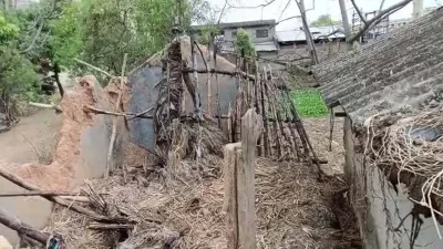 মণিকুণ্ডডাঙ্গায় হাঁসদা পরিবারের বাড়ি এখন ভগ্নপ্রায়