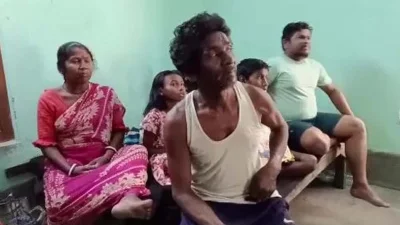 নারী, শিশু সহ হাঁসদা পরিবারের ১২ জন ধারদেনা করে বেঁচে আছেন কোনমতে তিন বছর ধরে।