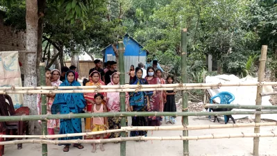 অবরুদ্ধ পরিবারের সদস্যরা। ছবি: ইত্তেফাক