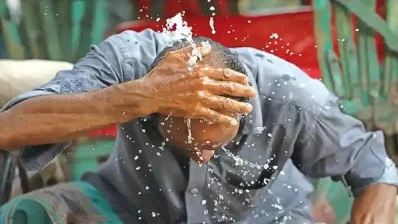 প্রচণ্ড গরমে মানুষের ওপর বিরূপ প্রভাব পড়ছে। ছবি: সংগৃহীত