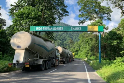 ভারত-ভুটান সীমান্ত। ভুটানের আমদানির সিংহভাগ হয় ভারত থেকে।