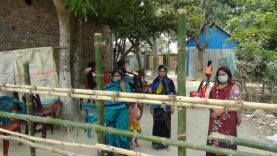 অবরুদ্ধ পরিবারের সদস্যরা। ছবি: ইত্তেফাক