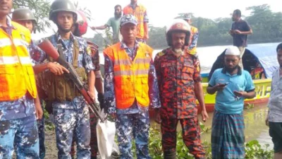 শিশুর লাশ উদ্ধার করে কোস্টগার্ড এবং ফায়ার সার্ভিস ও সিভিল ডিফেন্স। ছবি: ইত্তেফাক