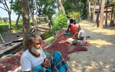 ইলিশ ধরতে পুরনো জাল দেখভাল করছেন জেলেরা। ছবি: ইত্তেফাক