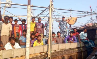  জীবিত উদ্ধার করা ১৯ জেলে। ছবি: ইত্তেফাক
