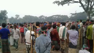 দূর থেকে অভাবী লোকজন এ হাটে ছুটে আসেন। ছবি: ইত্তেফাক