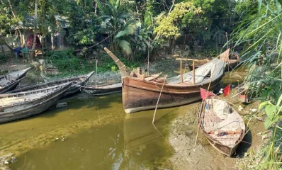 নদীতে ইলিশ ধরতে প্রস্তুত নৌকা। ছবি: ইত্তেফাক