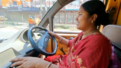 লেগুনার চালকের সিটে মুক্তি রানী। ছবি: ইমরান হক
