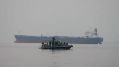 সম্প্রতি নিষেধাজ্ঞা আরোপের অভিযানে সাগরে একটি ট্যাংকার থেকে ইরানের তেল জব্দ করেছে যুক্তরাষ্ট্র।