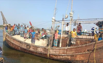  জীবিত উদ্ধার করা ১৯ জেলে। ছবি: ইত্তেফাক