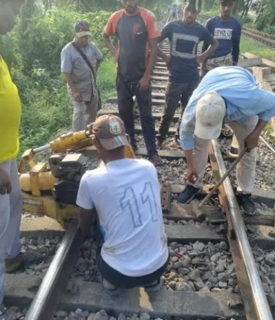 বেঁকে যাওয়া রেললাইনে স্লিপার বসানো হচ্ছে। ছবি: ইত্তেফাক