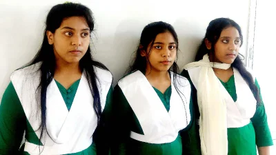 এক সঙ্গে এসএসসি পরীক্ষায় অংশগ্রহণ করে এলাকায় আলোচনায় এসেছে তারা 