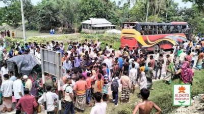 দুর্ঘটনাকবলিত এলাকায় মানুষের ভিড়। ছবি: ইত্তেফাক
