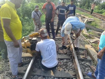 বেঁকে যাওয়া রেললাইনে স্লিপার বসানো হচ্ছে। ছবি: ইত্তেফাক