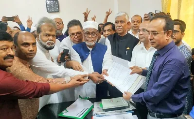 নেতা-কর্মীদের নিয়ে রিটার্নিং কর্মকর্তার কার্যালয়ে আজমতউল্লা খান। ছবি: ফোকাস বাংলা