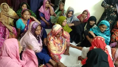 নিহত স্কুলশিক্ষক মিজানুর রহমানের বাড়িতে স্ত্রীর আহাজারি। ছবি: ইত্তেফাক