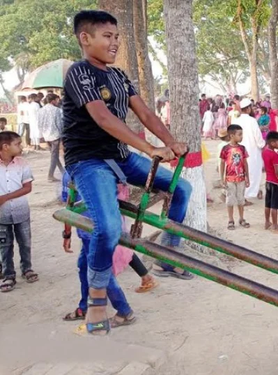 শিশুপার্কে খেলছে শিশুরা। ছবি: ইত্তেফাক
