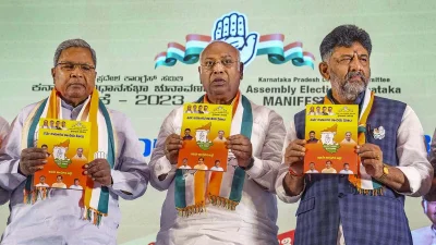 সাবেক মুখ্যমন্ত্রী সিদ্ধারামাইয়া ও প্রদেশ কংগ্রেস সভাপতি শিবকুমারকে সঙ্গে নিয়ে কংগ্রেসের ইস্তাহার প্রকাশ করেন মল্লিকার্জুন খাড়গে।