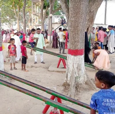 শিশুপার্কে খেলছে শিশুরা। ছবি: ইত্তেফাক