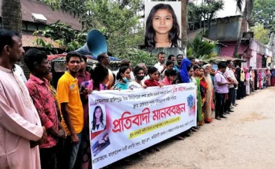 স্কুলছাত্রী মুক্তার হত্যাকারী কাওসারের বিচারের দাবিতে মানববন্ধন। ছবি: ইত্তেফাক