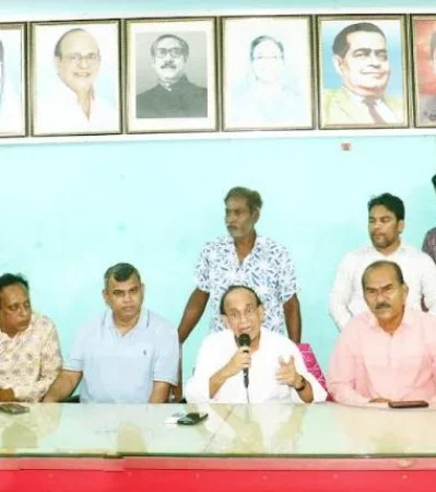 বক্তব্য দিচ্ছেন জাতীয় পার্টি-জেপি&rsquo;র চেয়ারম্যান আনোয়ার হোসেন মঞ্জু এমপি। ছবি: ইত্তেফাক