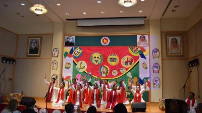 বাংলাদেশি লোক সাংস্কৃতিক সংগঠন  &lsquo;একতারা&rsquo;  ও   &lsquo;অপরাজেয় বাংলা&rsquo;-এর শিল্পীদের পরিবেশন। সৌজন্য ছবি 