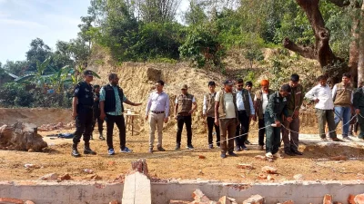 অবৈধভাবে নির্মিত পাকা দেয়াল ও ঘর ভেঙে ভূমি উদ্ধারের কাজ চলছে। ছবি: ইত্তেফাক 