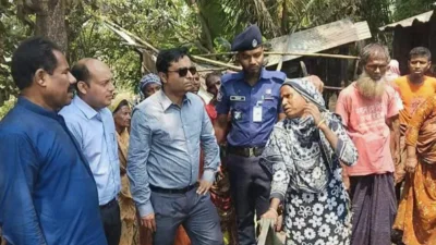 ঘটনাস্থল পরিদর্শন করেন জেলা প্রশাসক সালেহীন তানভীর গাজী। ছবি: ইত্তেফাক 