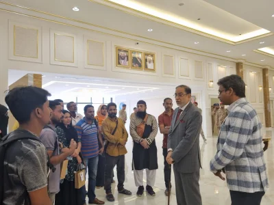 বিমানবন্দরে সুদান থেকে প্রত্যাগত বাংলাদেশিদের খোঁজ নিচ্ছেন রাষ্ট্রদূত।