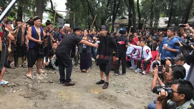 হাইকোর্টের এই নির্দেশের বিরুদ্ধে নাগা ও কুকিরা গত সপ্তাহে প্রতিবাদ জানান, যা সহিংসতায় রূপ নেয়।