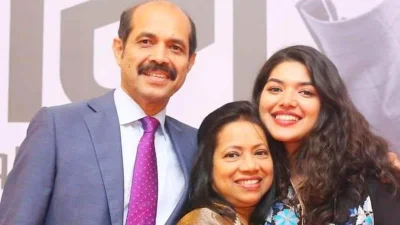 পরিবারের সঙ্গে বুশরা আফরিন। 