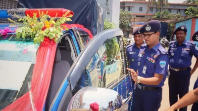 নোয়াখালীর কোম্পানীগঞ্জ থানাকে গাড়ি উপহার দিলেন আইজিপি। ছবি: ইত্তেফাক 