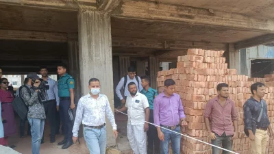 অভিযানে রাজউকের কর্মকর্তা উপস্থিত ছিলেন। ছবি: ইত্তেফাক 