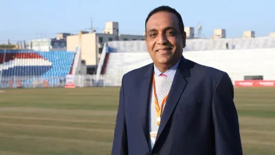 লঙ্কান ধারাভাষ্যকার রোশন আবেসিংহে। 