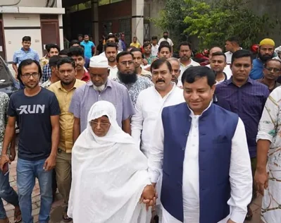 মায়ের সঙ্গে জাহাঙ্গীর আলম। সংগৃহীত ছবি