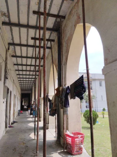 লোহার রড দিয়ে রাখা এসএম হলের রাবান্দা। ছবি: ইত্তেফাক