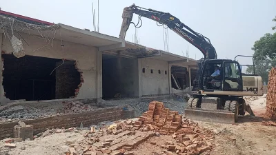রাজধানীর তুরাগে নকশাবহির্ভূত ভবনে উচ্ছেদ অভিযান।
